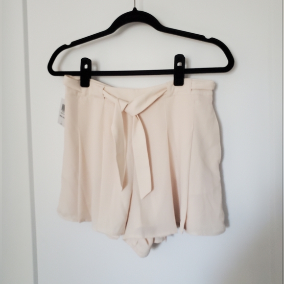 🆕️ Sunday Best Aritzia Westley Shorts Flowy Belted Cream Size 8 - Picture 4 of 5